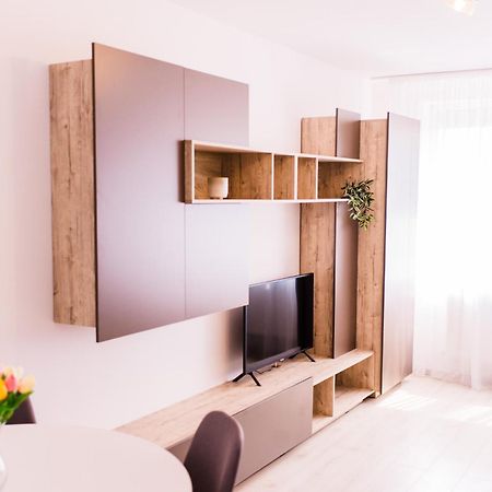 Riverside White Apartment Satu Mare Exterior foto